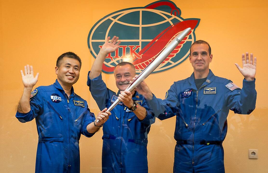 Du rusų kosmonautai išnešė olimpinį deglą į atvirą kosmosą
