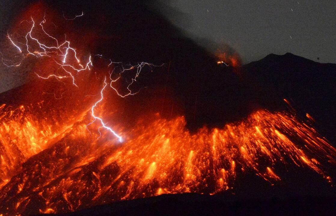 Japonijos pietuose įspūdingai išsiveržė Sakuradzimos ugnikalnis