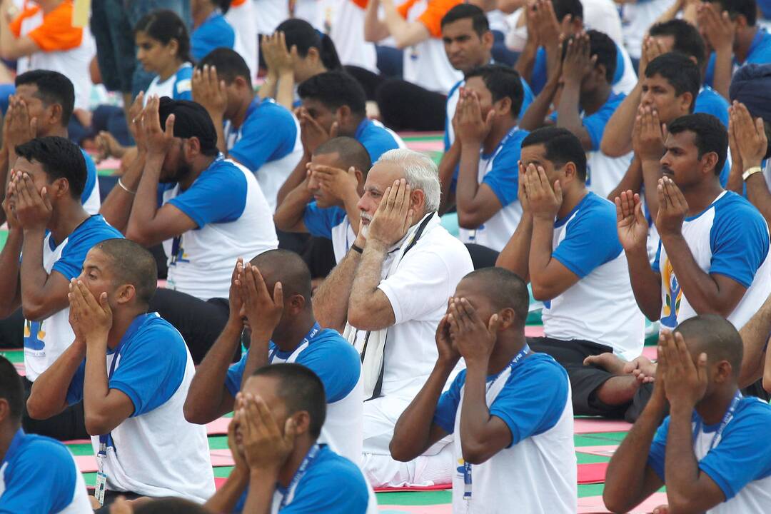 Narendra Modi – balta apranga centre