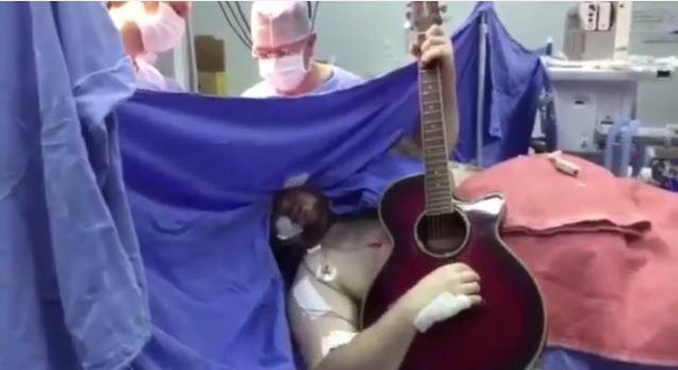 Operacijos metu užgrojo gitara