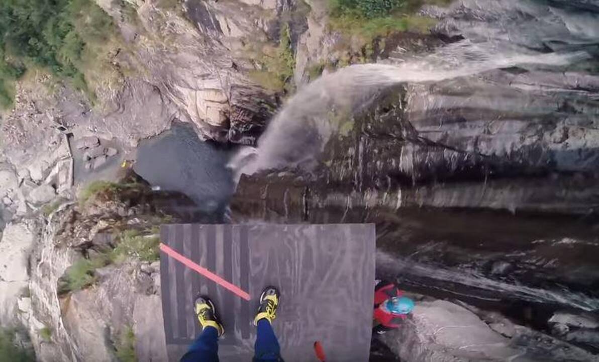 Šuolis iš Pizos bokšto aukščio – be parašiuto