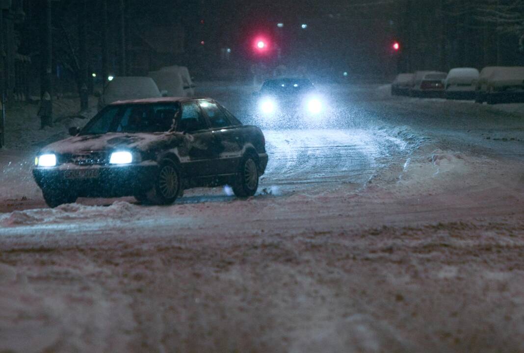 Naktį eismo sąlygas sunkins krituliai ir pustymas