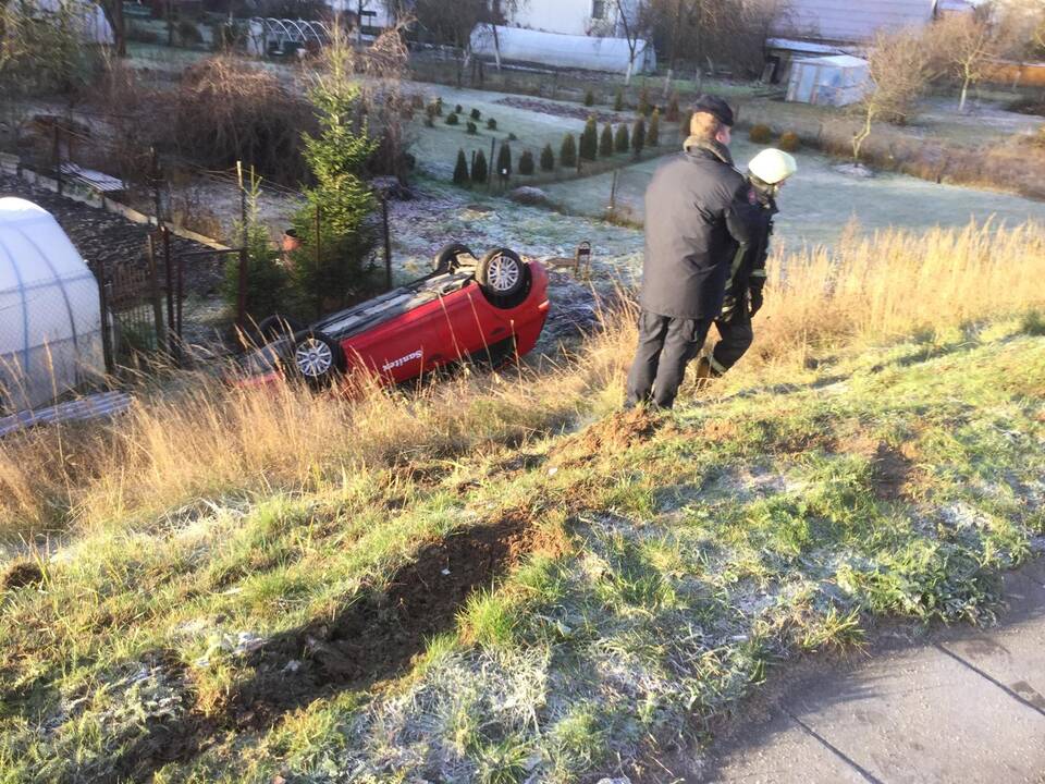 Nuo Marvelės kelio nulėkė automobilis