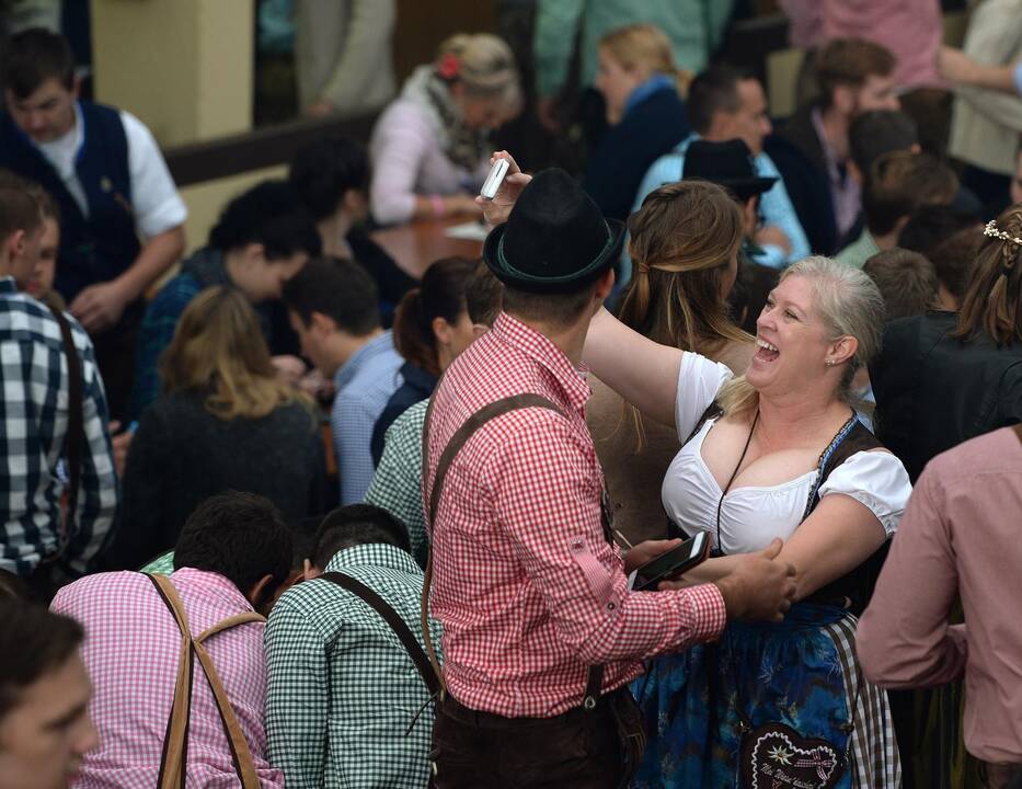 Vokietijoje prasidėjusią alaus šventę temdo pabėgėlių krizė