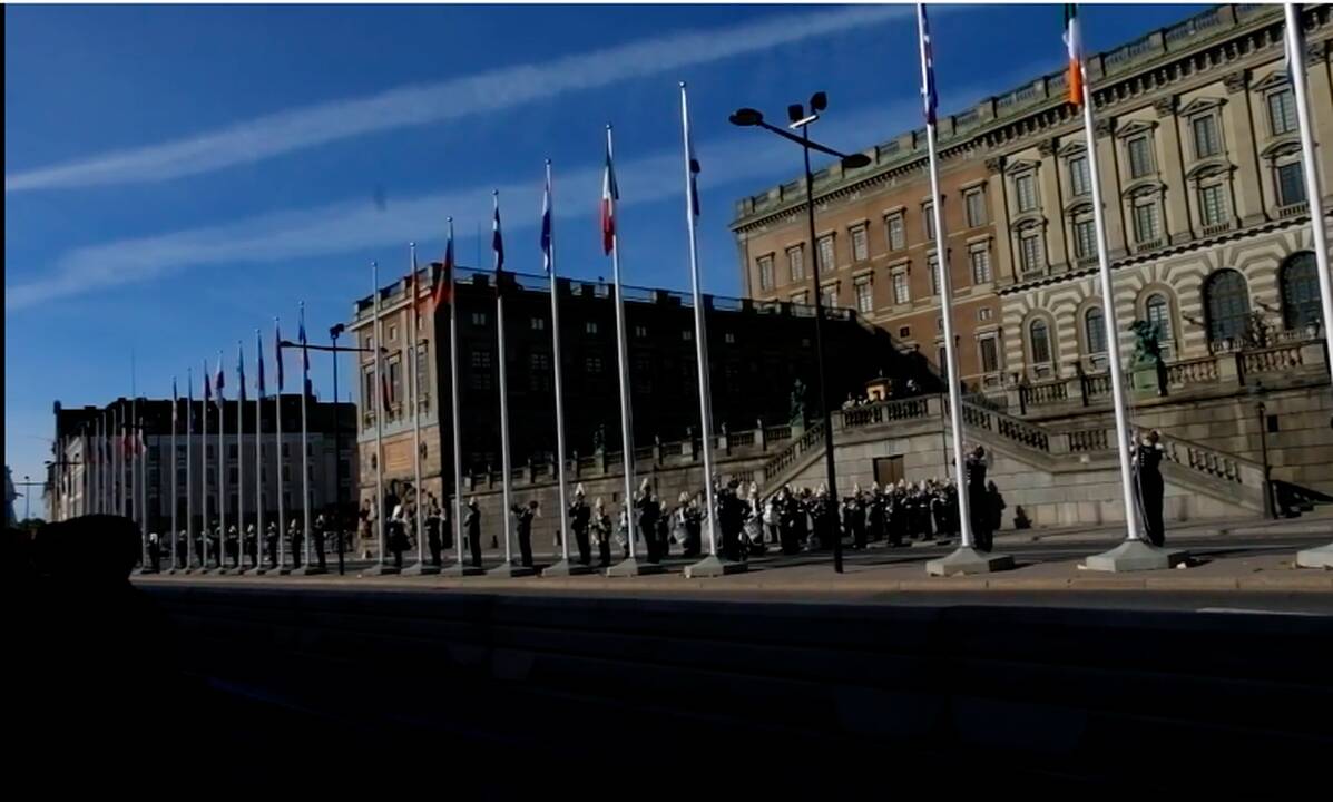 „Eurovizijos“ atidarymo rytą iškilmingai pakeltos šalių dalyvių vėliavos 