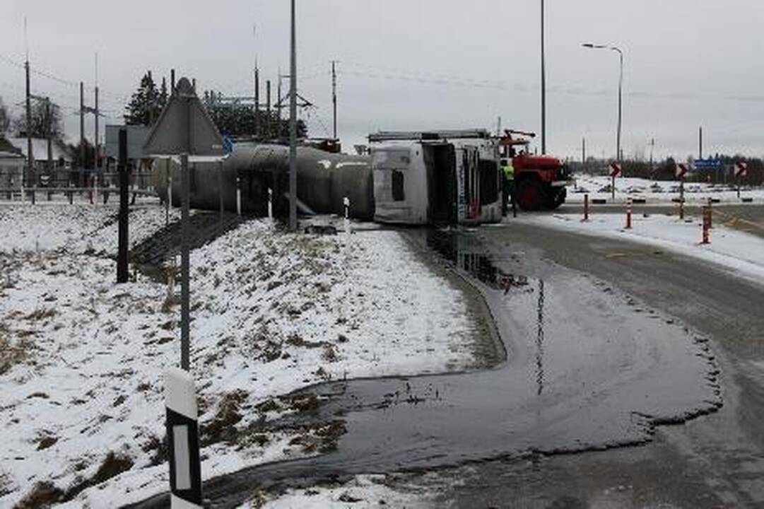 Mažeikiuose apvirto vilkikas: į aplinką išsiliejo 20 tonų bitumo