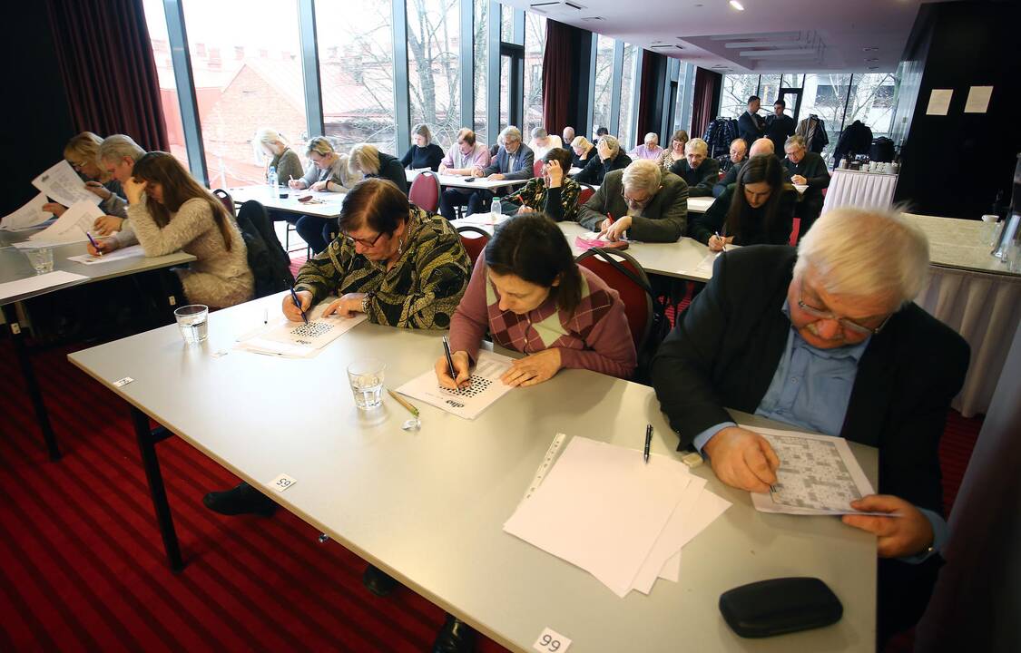 Apdovanojimai: turnyre nugalėjęs (iš dešinės) V.Aleknavičius, antrąją vietą užėmusi L.Krivulia ir K.Vilimaitė sėkmingai įveikė visas užduotis, tad vietą konkurse nulėmė laikas.