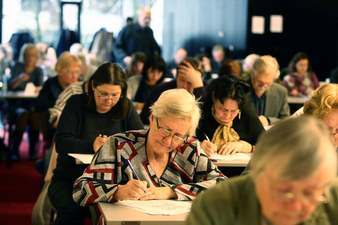 Apdovanojimai: turnyre nugalėjęs (iš dešinės) V.Aleknavičius, antrąją vietą užėmusi L.Krivulia ir K.Vilimaitė sėkmingai įveikė visas užduotis, tad vietą konkurse nulėmė laikas.