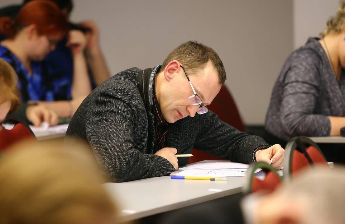 Apdovanojimai: turnyre nugalėjęs (iš dešinės) V.Aleknavičius, antrąją vietą užėmusi L.Krivulia ir K.Vilimaitė sėkmingai įveikė visas užduotis, tad vietą konkurse nulėmė laikas.