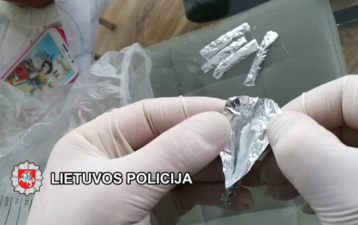 Vidury baltos dienos pričiuptas į kojines narkotikų prisikišęs ukrainietis
