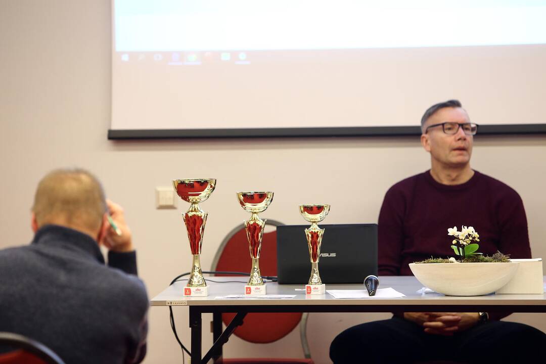 Apdovanojimai: turnyre nugalėjęs (iš dešinės) V.Aleknavičius, antrąją vietą užėmusi L.Krivulia ir K.Vilimaitė sėkmingai įveikė visas užduotis, tad vietą konkurse nulėmė laikas.