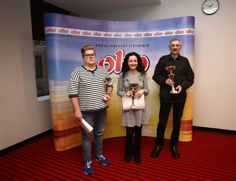 Apdovanojimai: turnyre nugalėjęs (iš dešinės) V.Aleknavičius, antrąją vietą užėmusi L.Krivulia ir K.Vilimaitė sėkmingai įveikė visas užduotis, tad vietą konkurse nulėmė laikas.