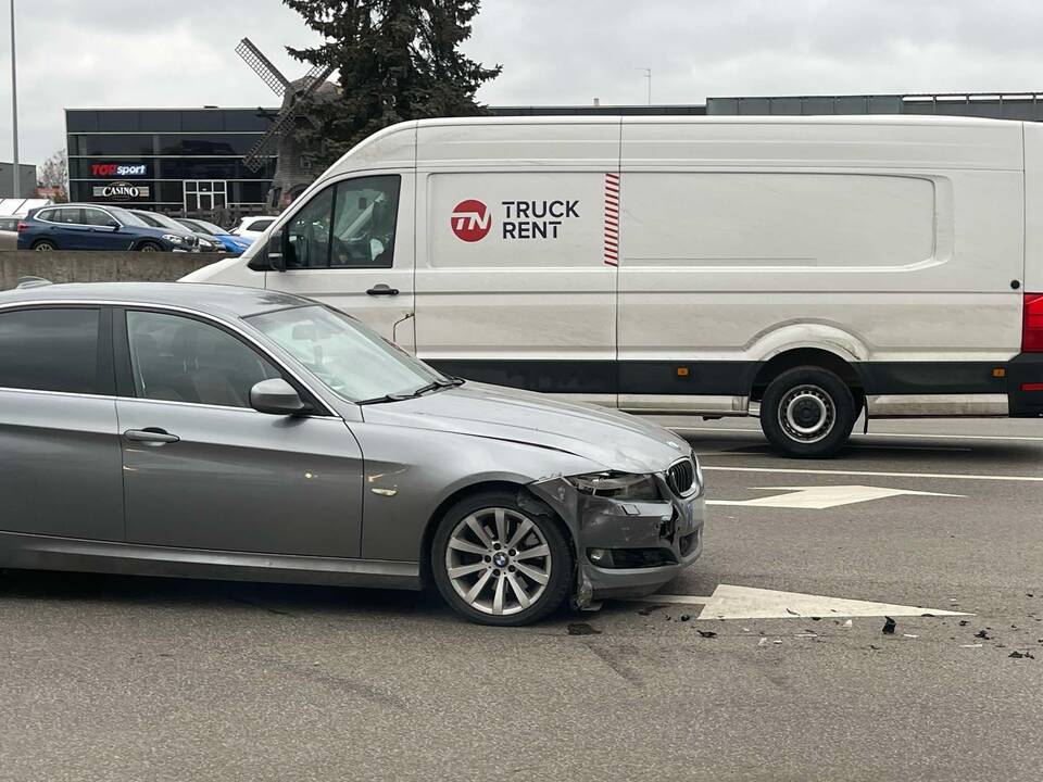 „Volvo“ ir BMW susidūrimas Savanorių prospekte