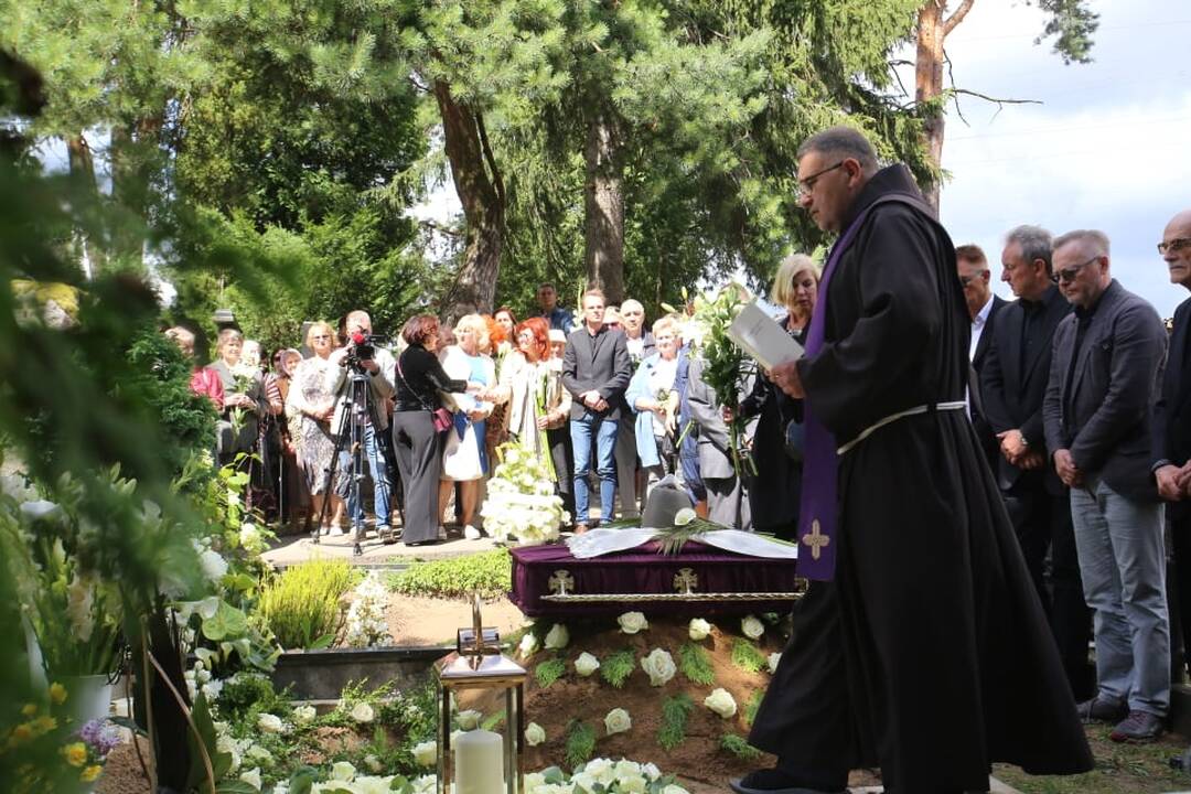 Legendinė aktorė G. Balandytė išlydėta amžinojo poilsio