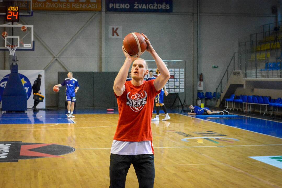Savo milžino vedamas Utenos klubas laimėjo Pasvalyje ir toliau lipa ant kulnų „Rytui“