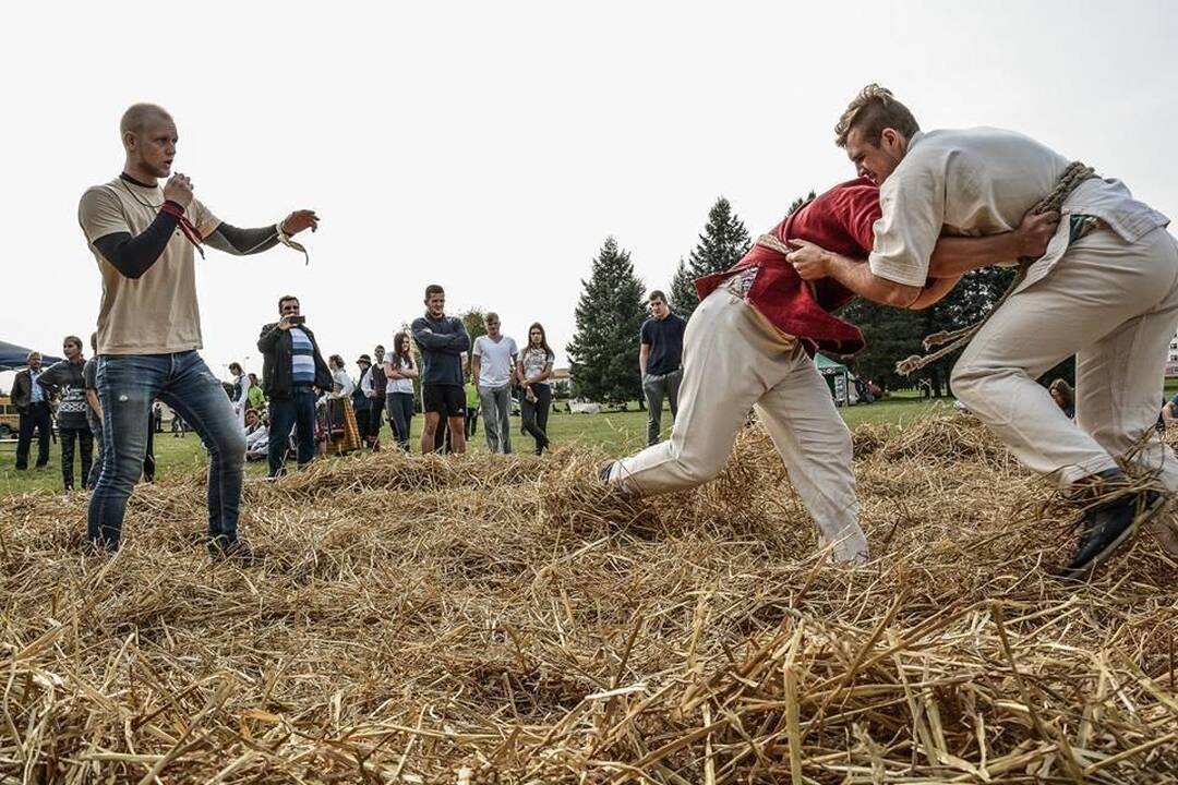 Magija: tikėta, kad švenčių išvakarėse surinkti žolynai turi stebuklingų gydančių galių, o iš 9 ar 12 augalų nupinti vainikai padeda nuspėti ateitį.