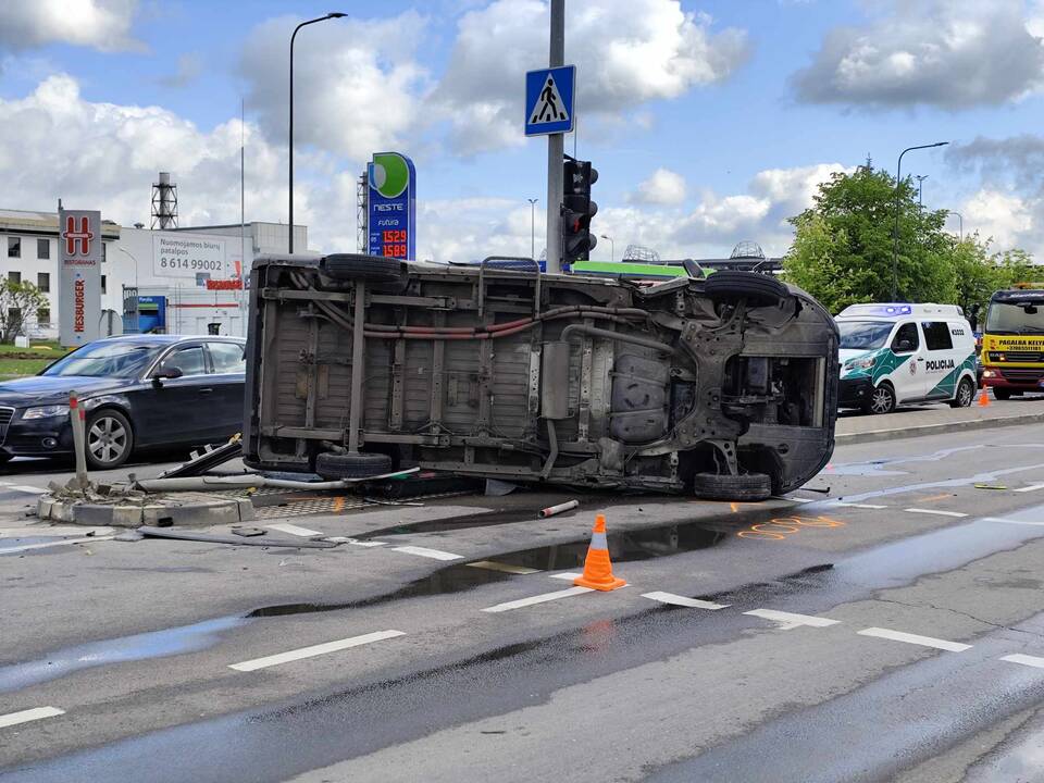 Kaune – stipri medikų automobilio ir „Volvo“ avarija