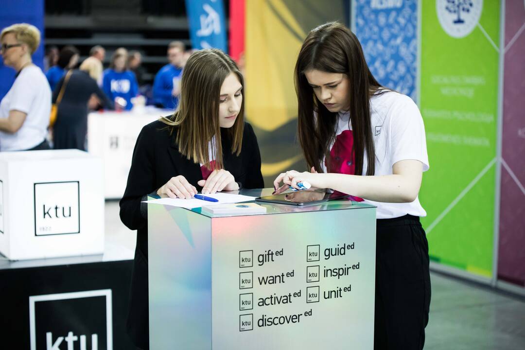 Prisitaikė: pandemijos metu bendravimas su moksleiviais vyksta ir gyvai, ir virtualiai.