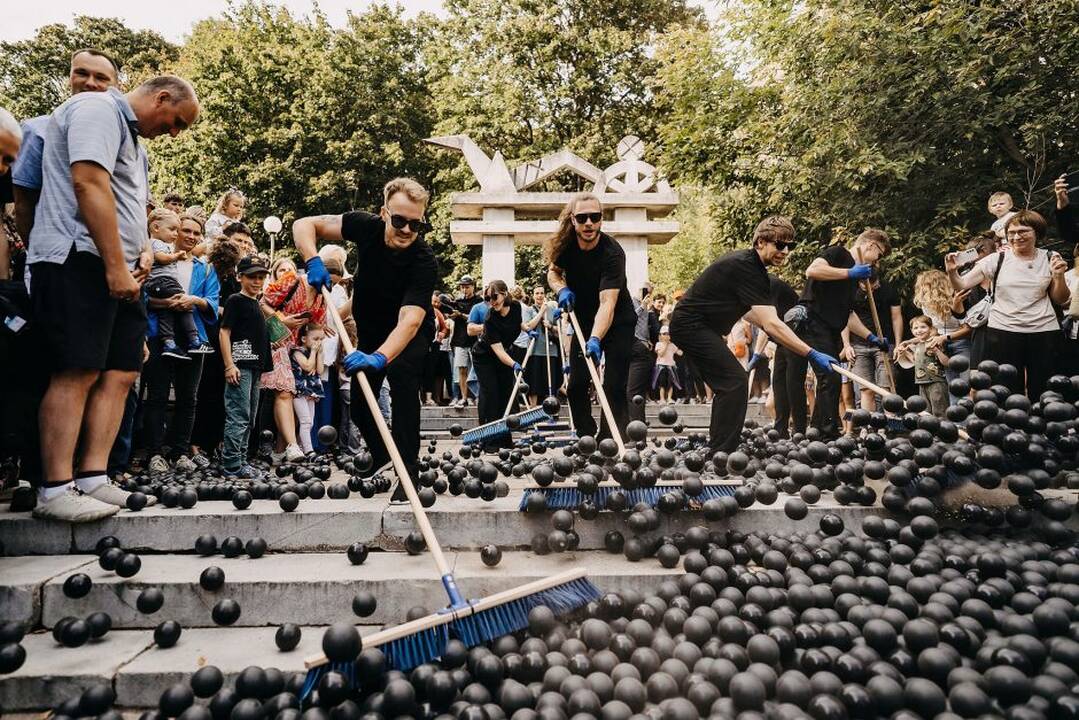 Kaunas ir toliau gyvena nuotykių ritmu: kodėl kamuoliukai – juodi?