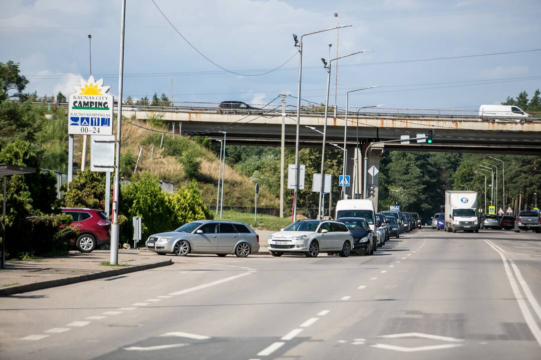 Prie mobilaus patikros punkto Kaune – milžiniška automobilių eilė