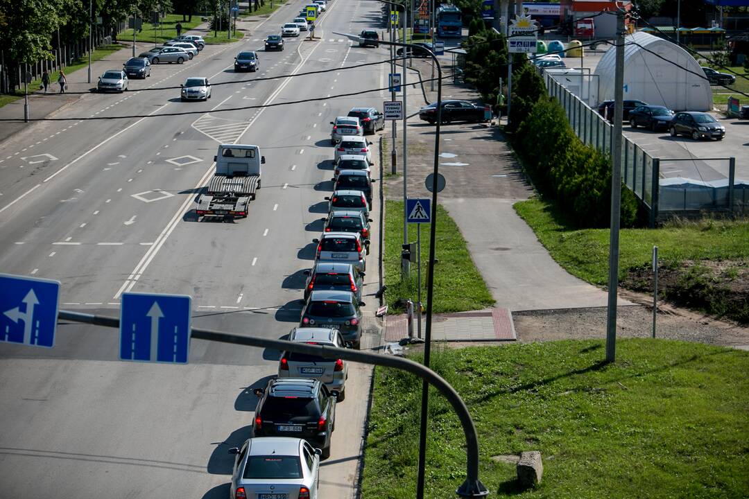 Prie mobilaus patikros punkto Kaune – milžiniška automobilių eilė