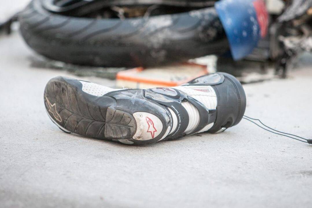 Prienų rajone žuvo į stulpą atsitrenkęs motociklininkas