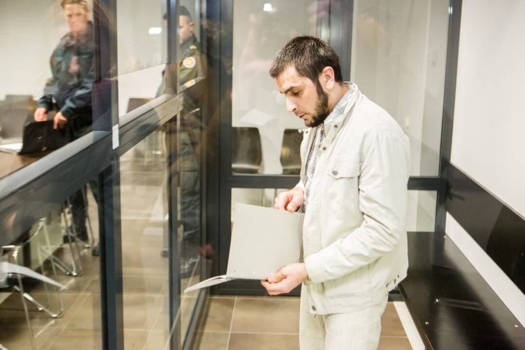 Keitėsi A. Kalasiūno išvaizda ir teismams nagrinėjant jo bylas.