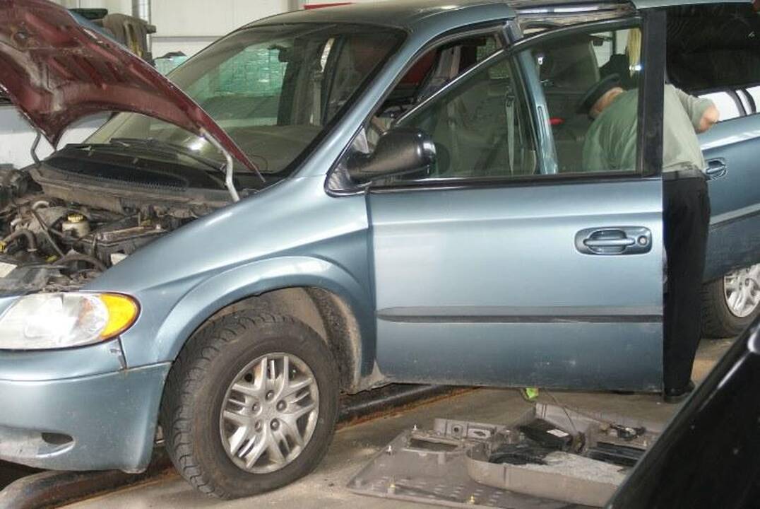 Nelegalių rūkalų prikištą mikroautobusą pareigūnai demaskavo plika akimi
