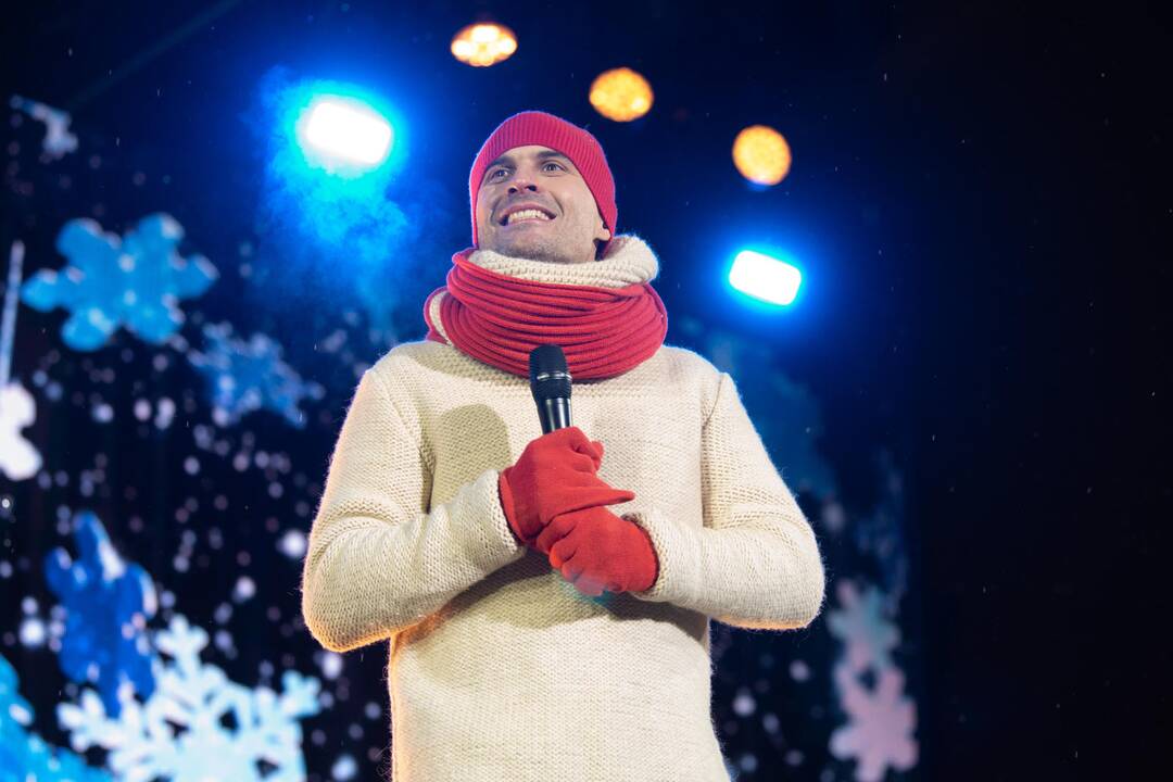 Sostinės Katedros aikštėje suspindo Kalėdų eglė