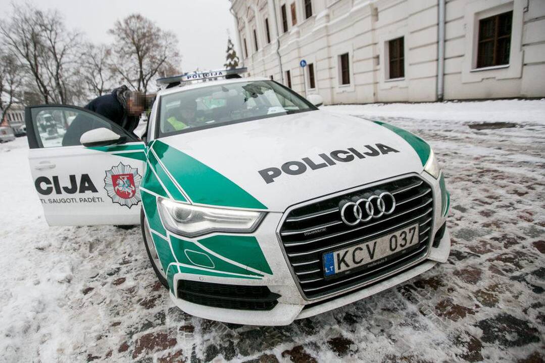 Agresyvų vairuotoją Rotušės aikštėje teko tramdyti antrankiais