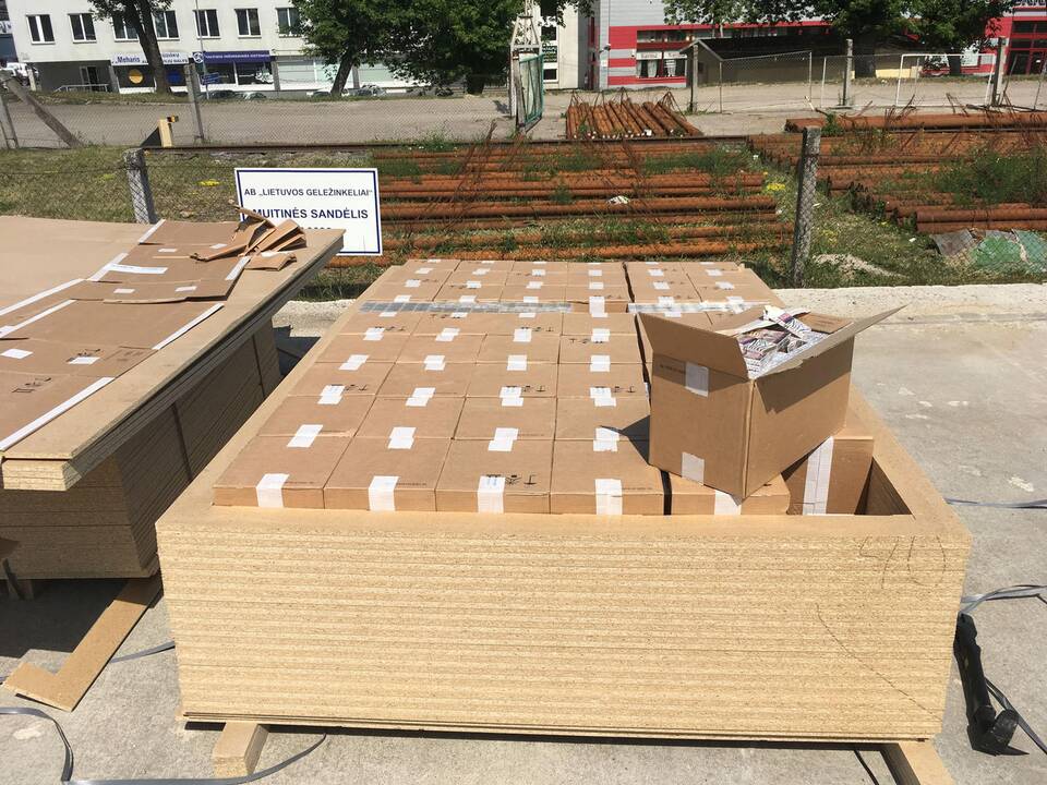 Srautas: muitinėje sulaikyti kroviniai – tik nedidelė dalis į Lietuvą plūstančioje kontrabandinių rūkalų upėje.