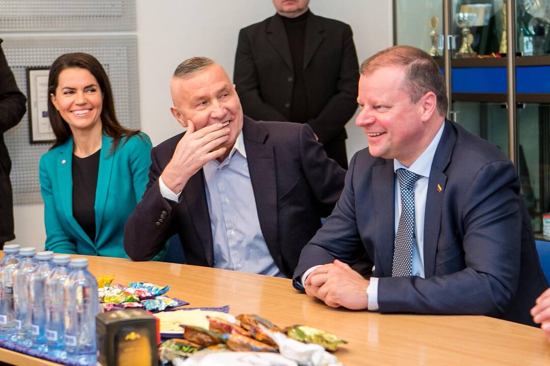 Dėmesys: vizito metu premjeras tiesiogiai bendravo su įmonės darbuotojais.