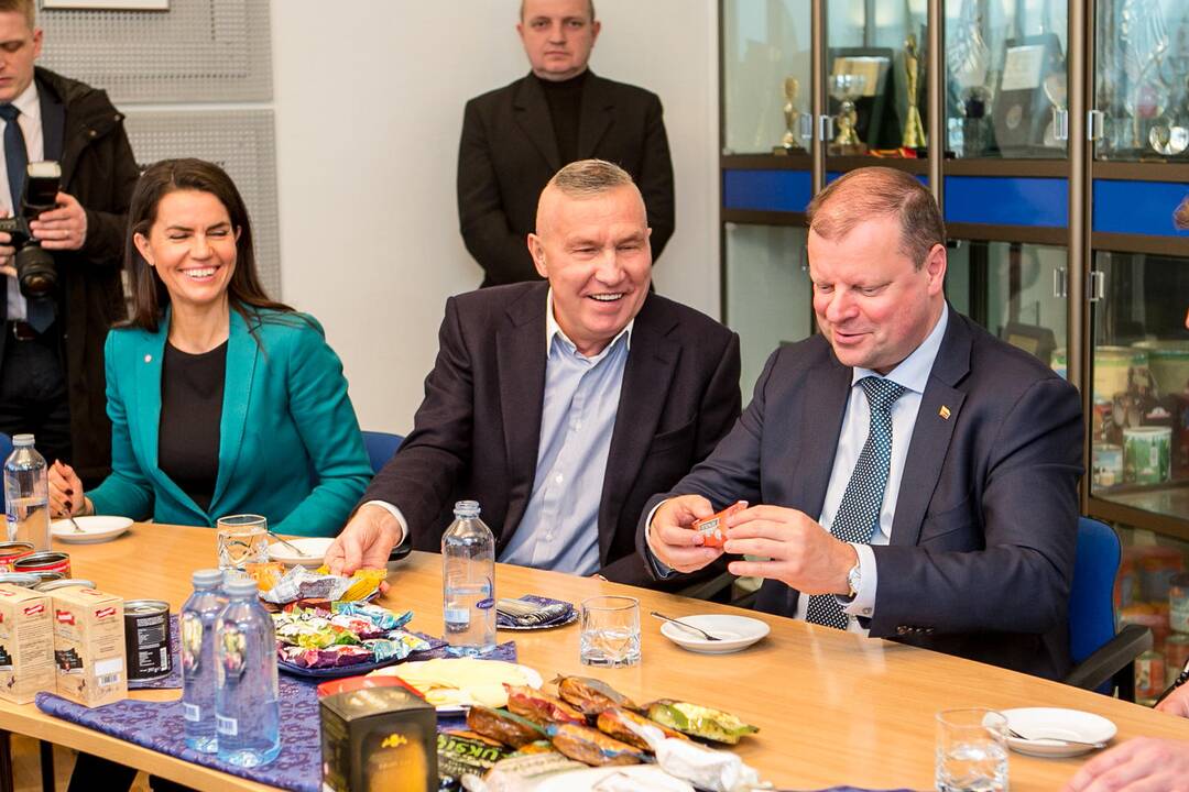 Dėmesys: vizito metu premjeras tiesiogiai bendravo su įmonės darbuotojais.
