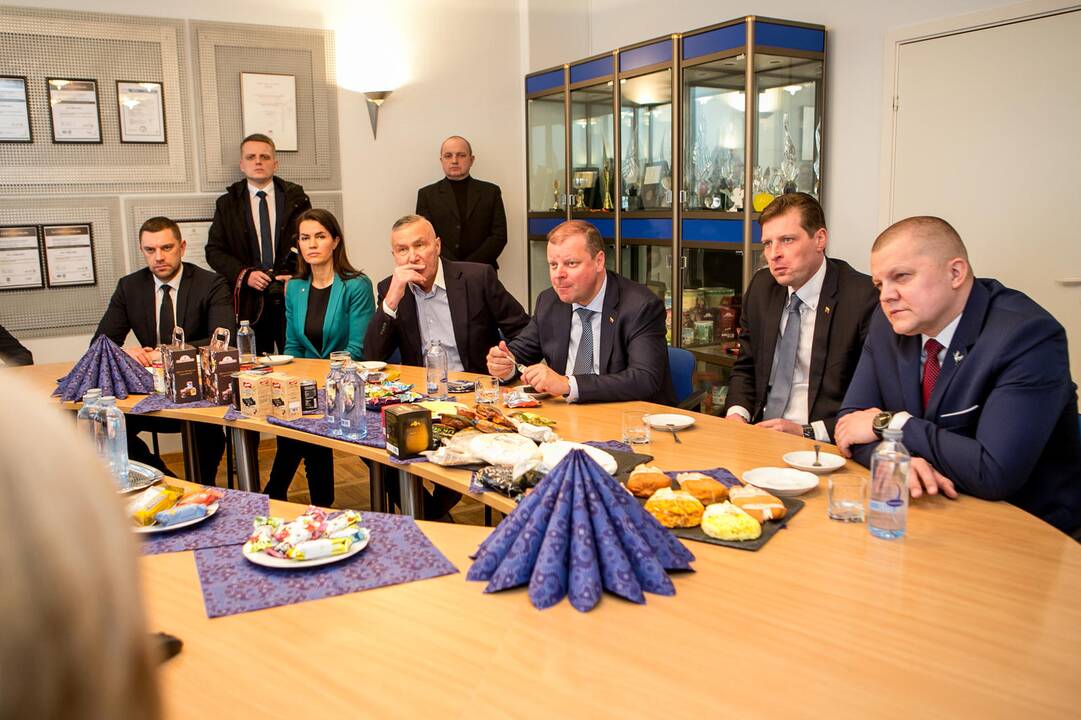 Dėmesys: vizito metu premjeras tiesiogiai bendravo su įmonės darbuotojais.