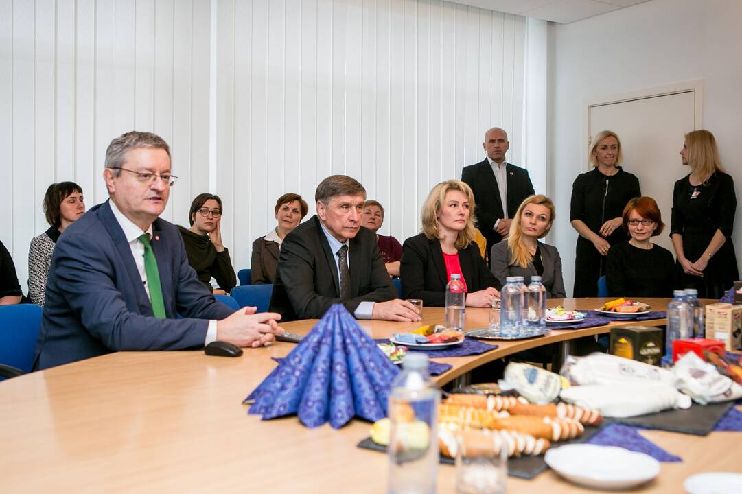 Dėmesys: vizito metu premjeras tiesiogiai bendravo su įmonės darbuotojais.