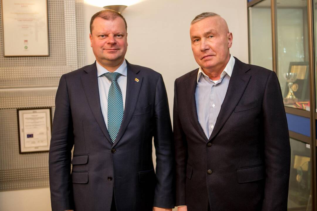 Dėmesys: vizito metu premjeras tiesiogiai bendravo su įmonės darbuotojais.