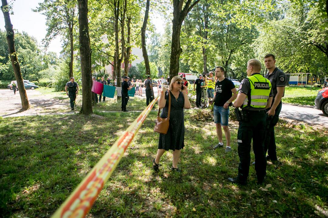 Kauno daugiabučio sienoje atsivėrė didžiulis plyšys