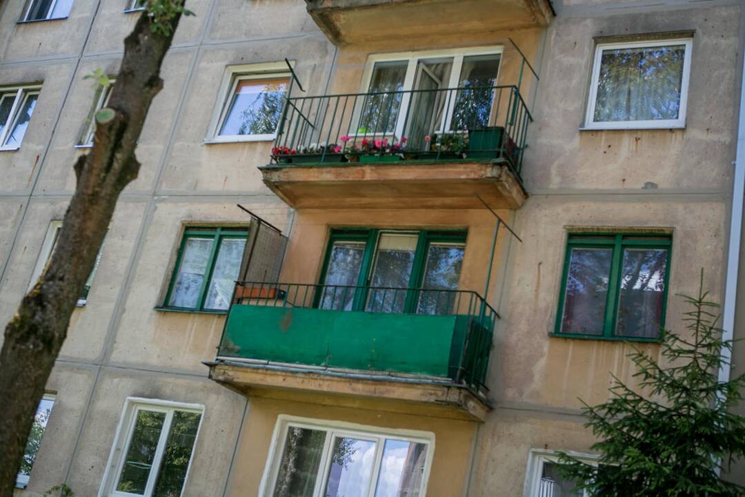 Kauno daugiabučio sienoje atsivėrė didžiulis plyšys