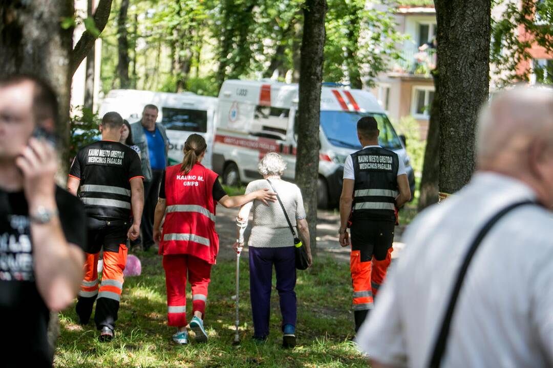 Kauno daugiabučio sienoje atsivėrė didžiulis plyšys