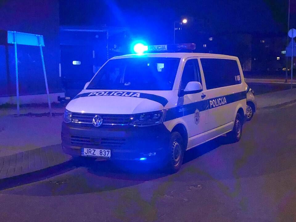 Kruvina drama Vilniuje: girtas pusamžis vyras namuose peiliu sužalojo senolę