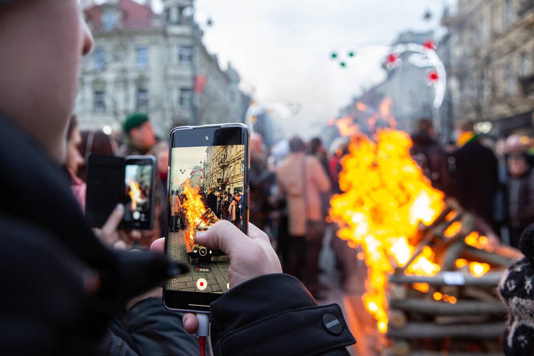 Gedimino prospekte suliepsnojo 30 Laisvės laužų