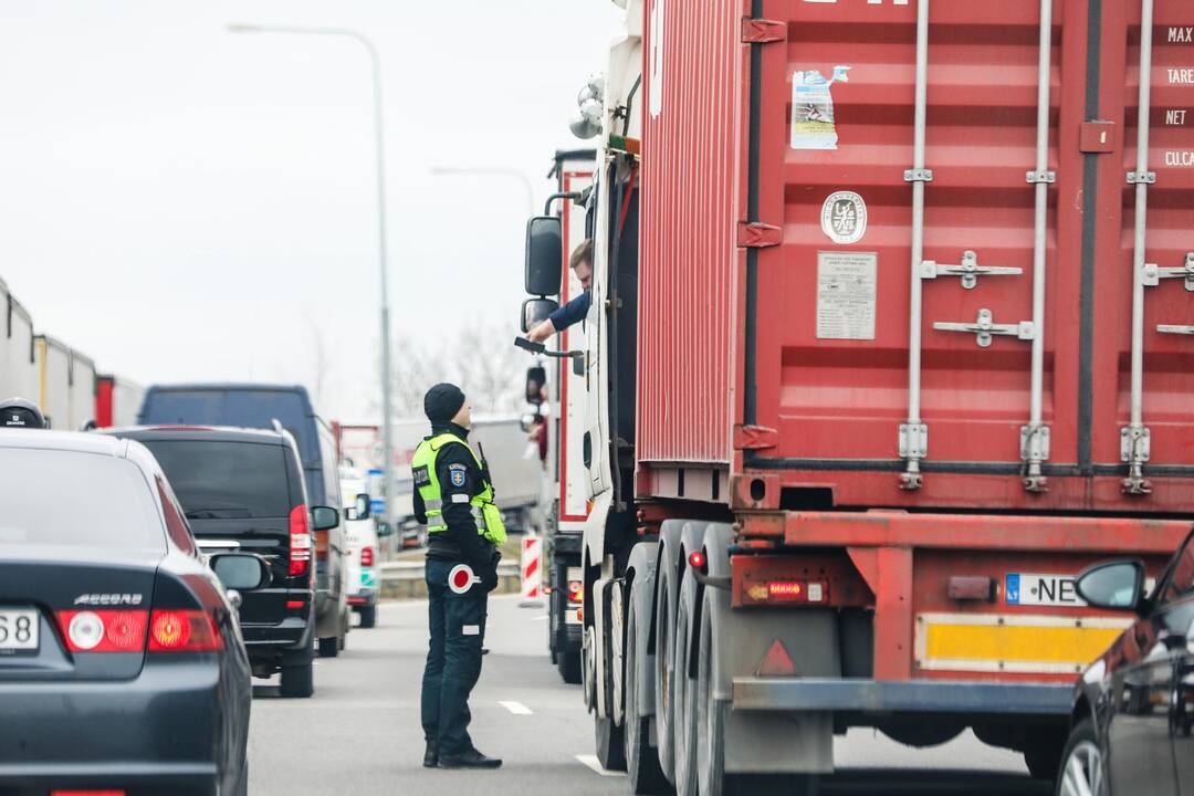 Per Lazdijų pasienio punktą praleidžiami tik lengvesni nei 7,5 tonos vilkikai