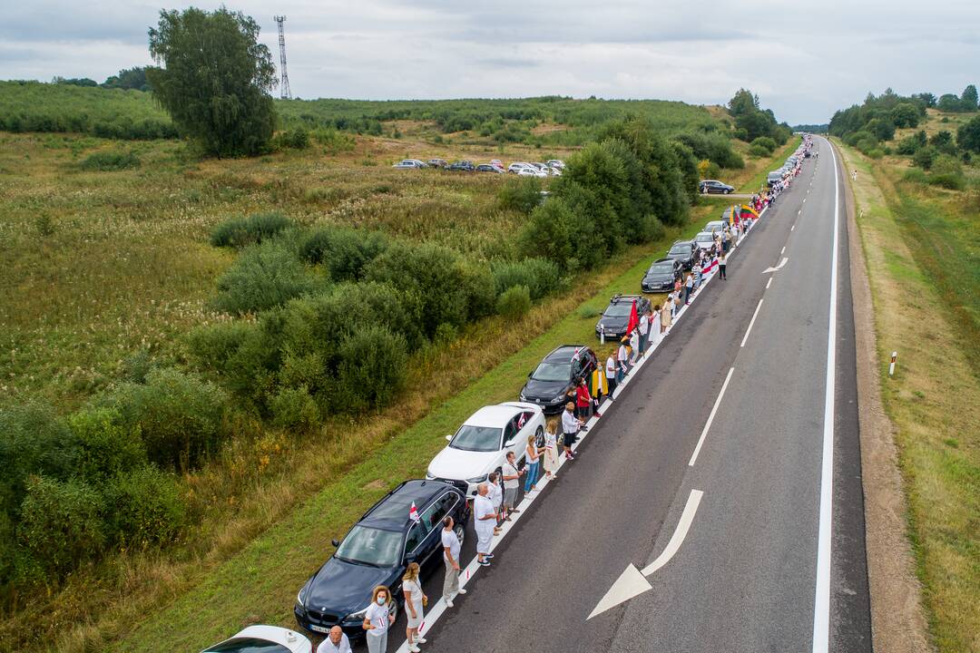 „Laisvės kelio“ dalyviai susikibo rankomis palaikydami Baltarusiją