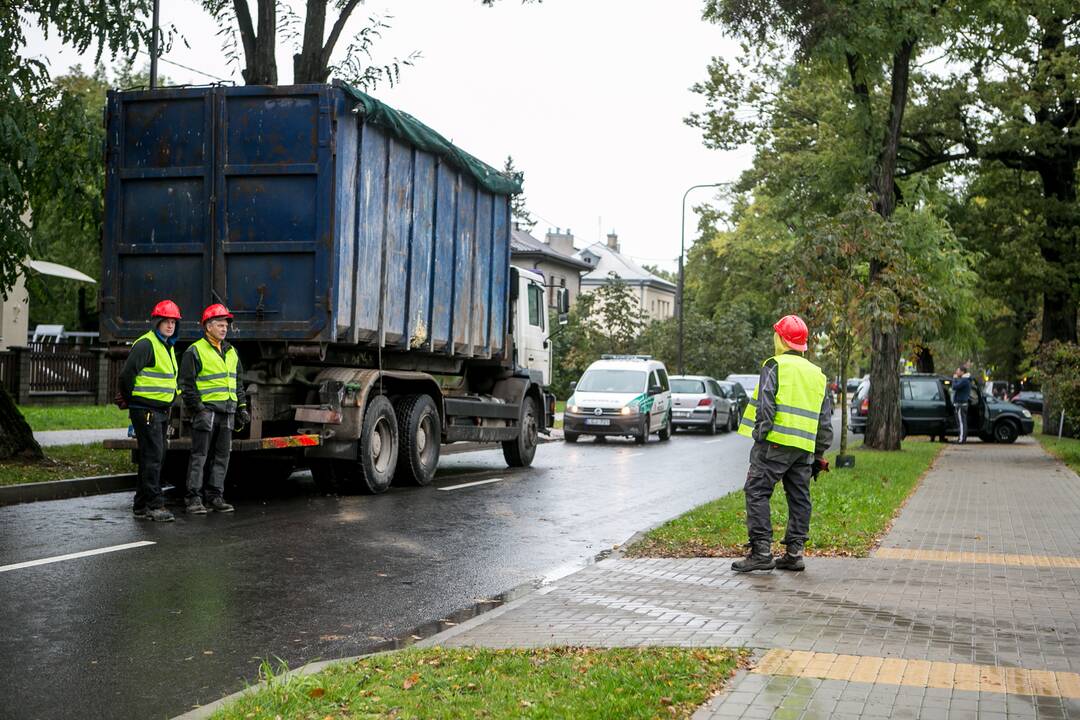 Žaliakalnyje nelegaliai griaunamas namas