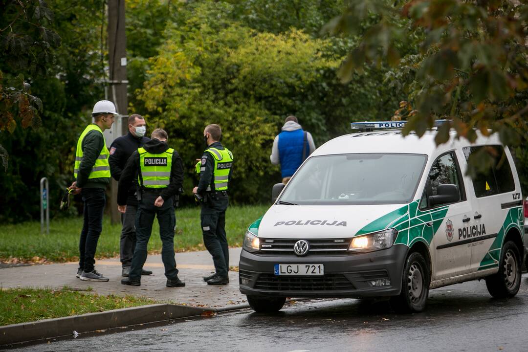 Žaliakalnyje nelegaliai griaunamas namas