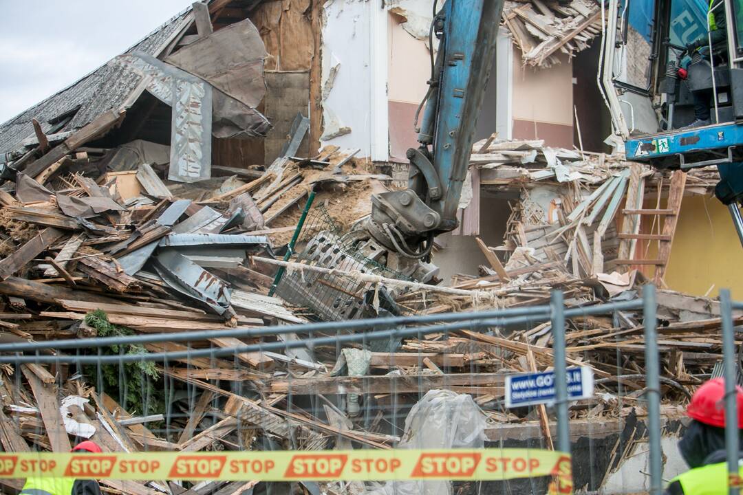 Žaliakalnyje toliau įžūliai naikinamas paveldo namas