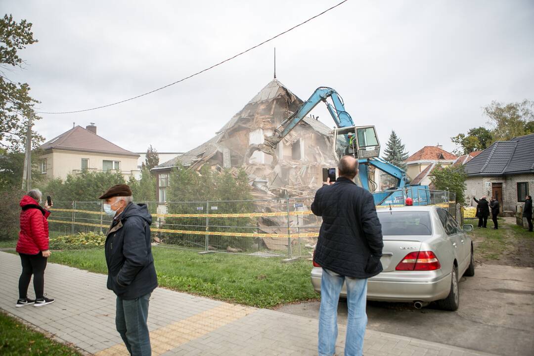 Žaliakalnyje toliau įžūliai naikinamas paveldo namas