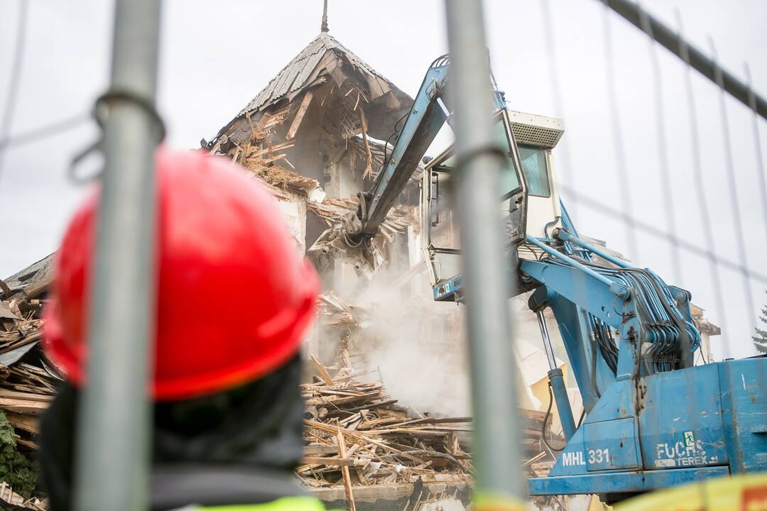 Žaliakalnyje toliau įžūliai naikinamas paveldo namas