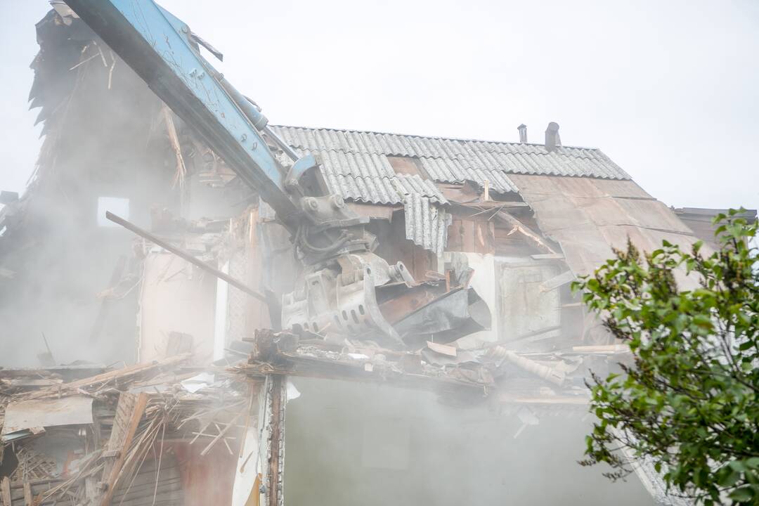 Žaliakalnyje toliau įžūliai naikinamas paveldo namas