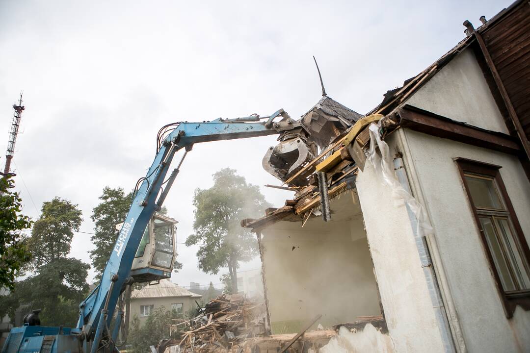 Žaliakalnyje toliau įžūliai naikinamas paveldo namas